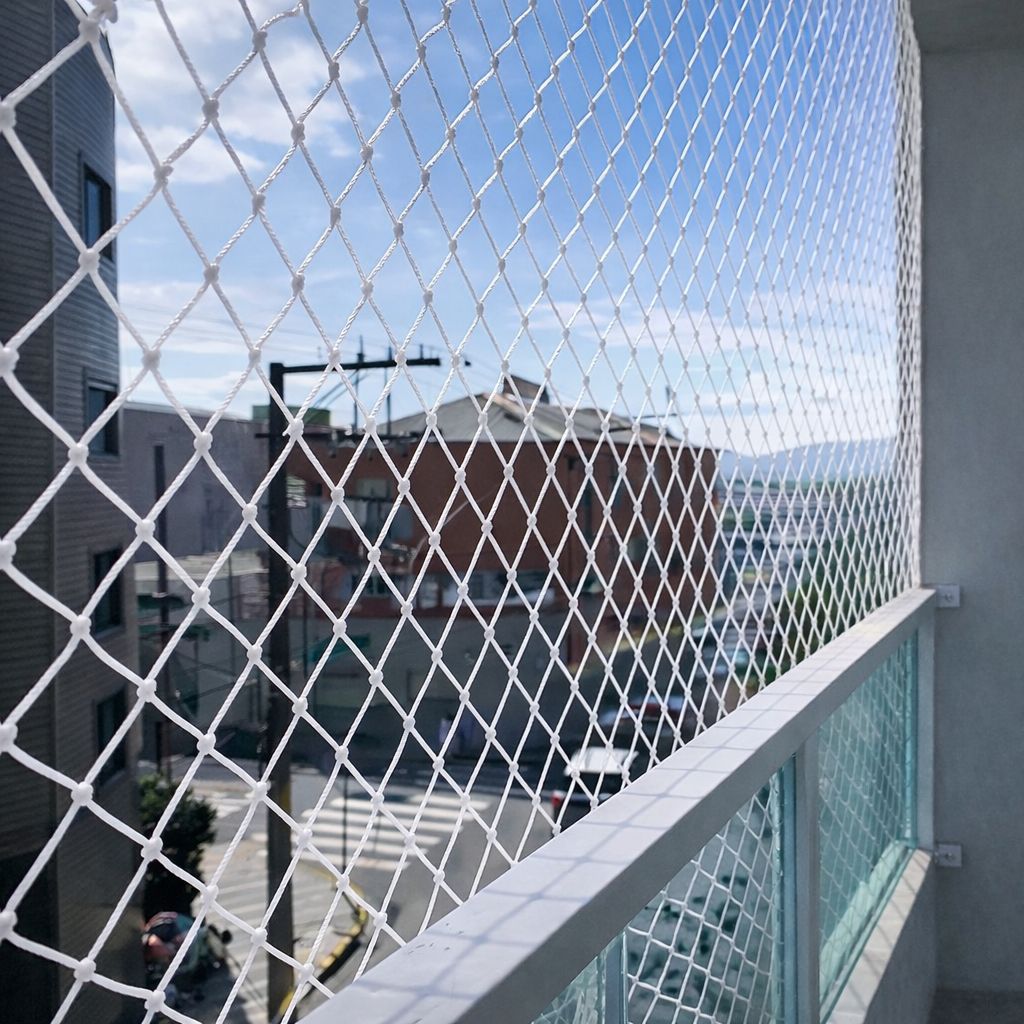 Janela de apartamento com rede