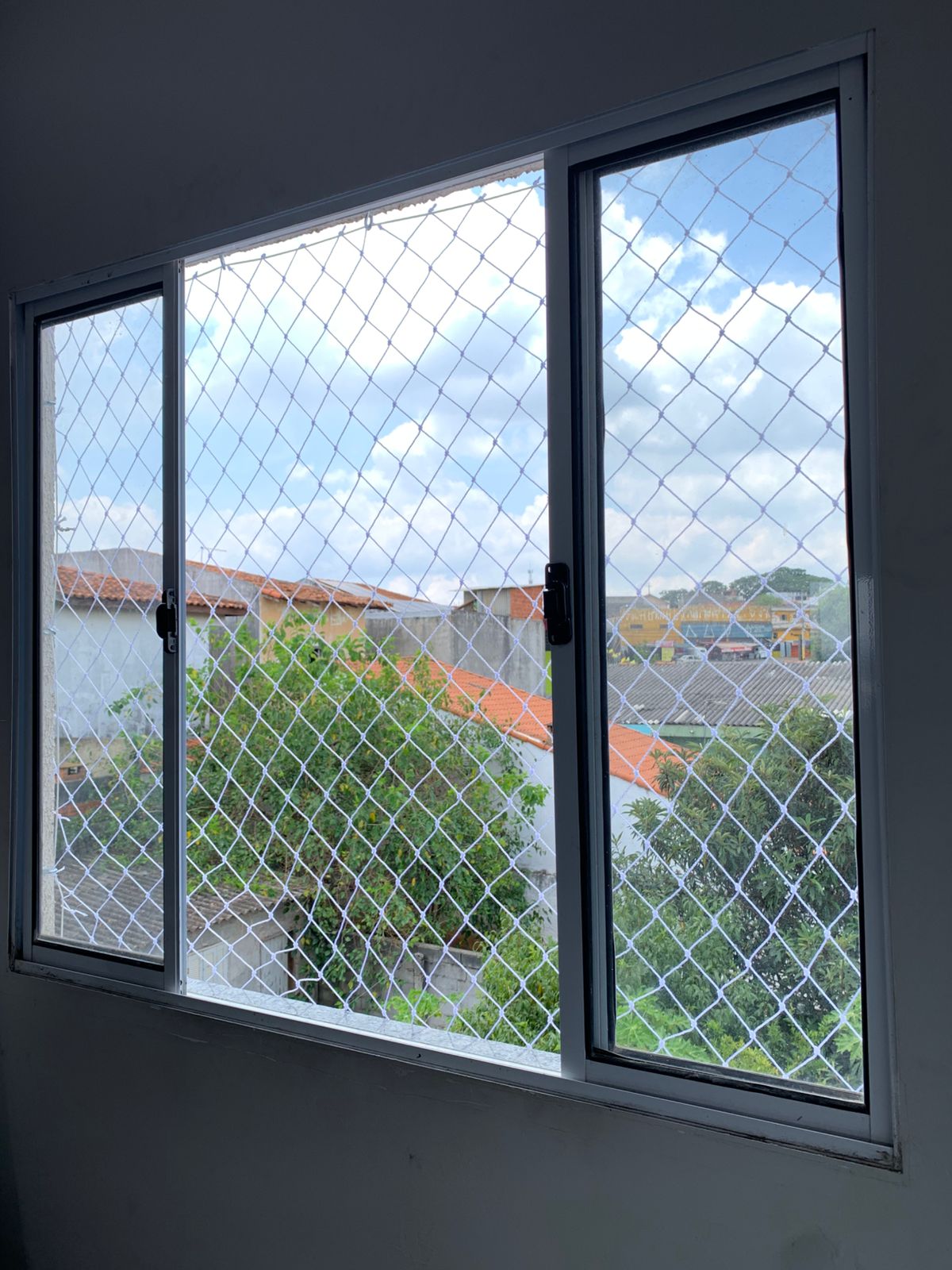 Janela de apartamento com rede de proteção