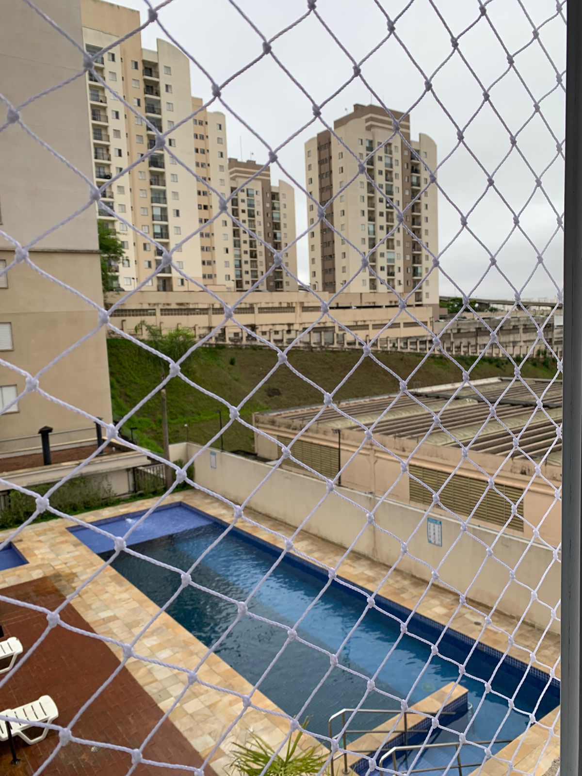 Fachada de apartamento com janela protegida