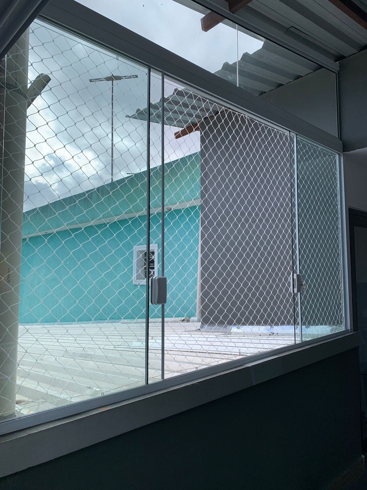 Janela média com tela de proteção
